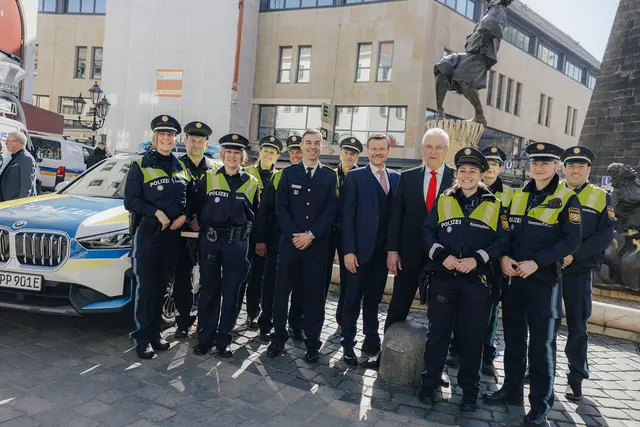 Polizeibeamtinnen und -beamten, Innenminister Joachim Herrmann, Oberbürgermeister Marcus König und Polizeipräsident Gernot Rochholz (Bildmitte) anl. des Pressetermins "Sicherheit in der Innenstadt" in Nürnberg.  | Foto: ©BayStMI/Giulia Iannicelli