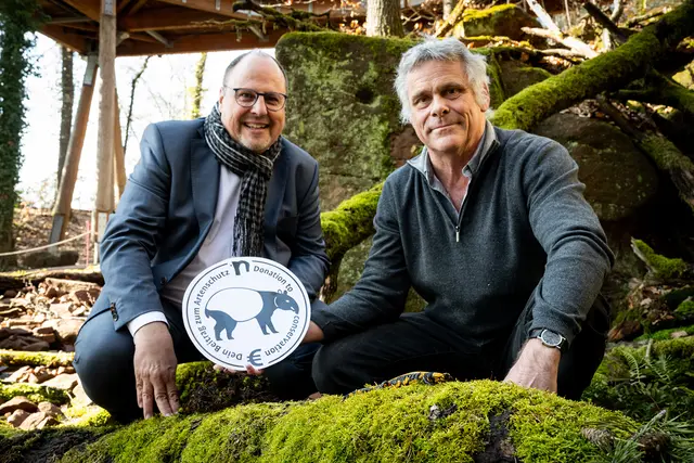 Bürgermeister Christian Vogel (.) und Tiergartendirektor Dr. Dag Encke in der neuen Amphibien- und Reptilienanlage am Klimawaldpfad im Tiergarten der Stadt Nürnberg. In der Anlage werden unter anderem Feuersalamander leben. Zum Schutz der Feuersalamander können Besucherinnen und Besucher zukünftig mit dem Artenschutzeuro beitragen.
 | Foto: Thomas Hahn / Tiergarten Stadt Nürnberg