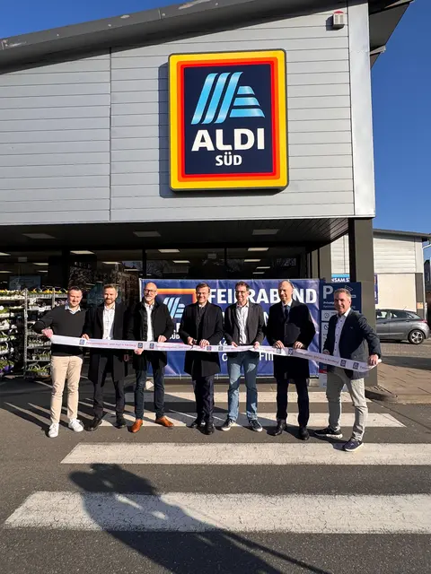 Mike Brüning (Aldi Süd), André Perzl (PRM Parkraummanagement), Fabien Busch (Aldi Süd), Oberbürgermeister Marcus König, Bau- und Planungsreferent Daniel F. Ulrich, Stadtrat Andreas Krieglstein und Christian Meißner (Aldi Süd) geben den Startschuss für das Anwohnerparken auf dem Discounter-Parkplatz in der Grolandstraße.
 | Foto: Tobias Schmidt / Stadt Nürnberg