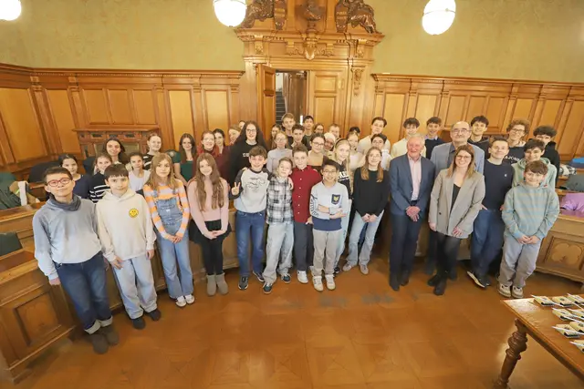 Nach der Verleihung des Sparda-Bank-Preises gab es noch das obligatorische Gruppenfoto im Sitzungssaal. Mit den Schülerinnen und Schülern freuen sich Schulleiter Wolfgang Meier sowie OB Thomas Jung und Nicole Münzberg. | Foto: Ebersberger/Stadt Fürth