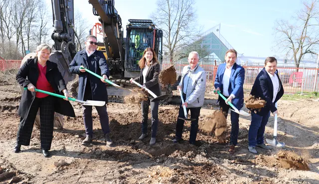 Beim schwungvollen Spatenstich für die Dreifach-Sporthalle: (v.li.n.re.) Anke Oettmeier (Gebäudewirtschaft), Architekt Andreas Mohring, Baureferentin Christine Lippert, OB Thomas Jung, Bürgermeister Markus Braun und Stadtrat Antonio Loisi. | Foto: Ebersberger
