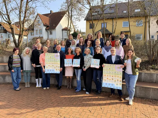 Lehrkräfte und Schulleitungen trafen sich mit den Initiatoren des Präventionsprogramms „Gelassene Schule“ an der Grundschule in Cadolzburg, um ihre Schilder als Zeichen der erfolgreichen Teilnahme an der Initiative entgegen zu nehmen. | Foto: Roland Beck