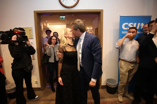 Freude bei Amtsinhaber Marcus König (CSU Nürnberg) und einen Kuss für Ehefrau Anke.  | Foto: Jürgen Friedrich