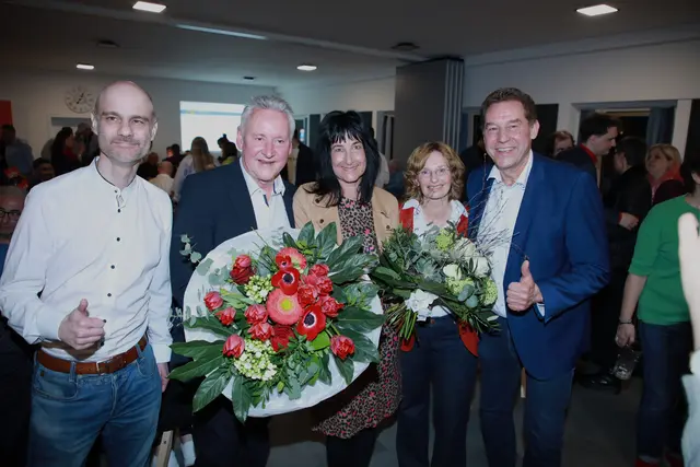  (v.l.n.r.): Matthias Dornhuber, SPD-Vorsitzender, Thomas Jung, Oberbürgermeister, Heike Jung, Ehefrau des Oberbürgermeisters, Barbara Braun, Ehefrau des Bürgermeisters, Markus Braun, Bürgermeister. | Foto: Simon Karl/KONTEXT