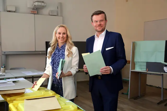 Oberbürgermeister Marcus König und Ehefrau Anke haben ihren Stimmen abgegeben.  | Foto: Jürgen Friedrich