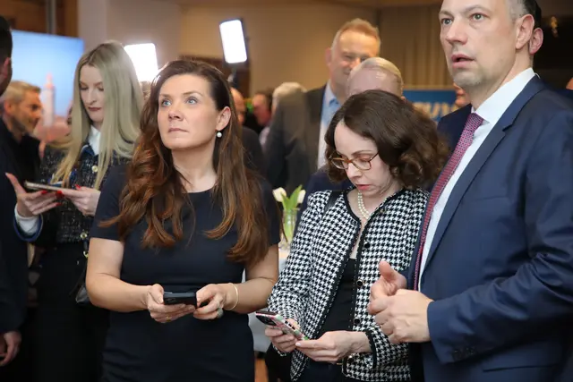 Stichwahl in Nürnberg zwischen Amtshinhaber Marcus König und SPD-Kandidat Dr. Nasser Ahmend. Schulreferentin Cornelia Trinkl (l.) mit Wirtschaft- und Wissenschaftsreferentin Dr. Andrea Heilmaier und Andreas Krieglstein, CSU-Fraktionsvorsitzender Nürnberg (v.l.). 
 | Foto: Jürgen Friedrich