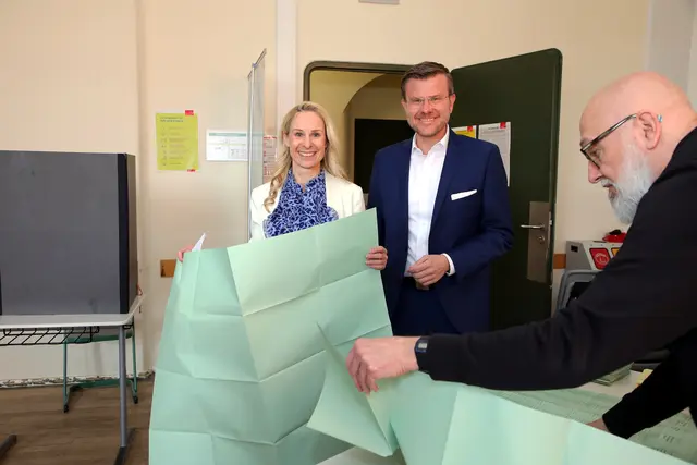 Auch der Oberbürgermeister darf mit dem riesigen Stimmzettel kämpfen  | Foto: Jürgen Friedrich