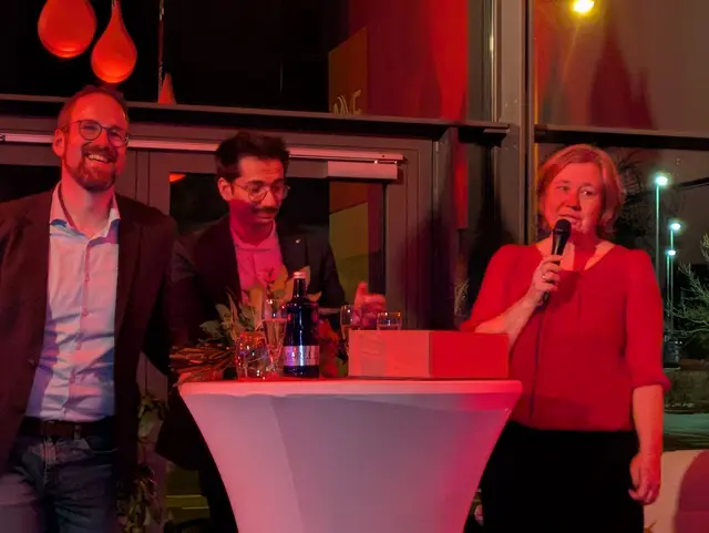 Erlangens Oberbürgermeister Florian Janik mit den Parteivorsitzenden Munib Agha und Sandra Radue. | Foto: Katja Rabold-Knitter