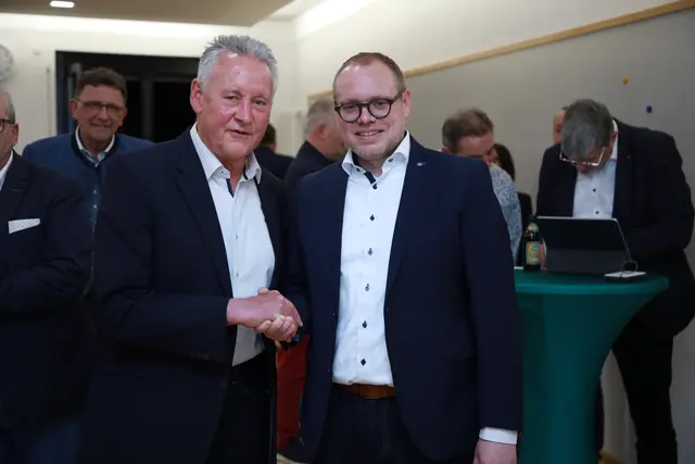 Dr. Thomas Jung mit dem Erstunterlegenen Max Ammon (CSU). | Foto: Simon Karl/KONTEXT