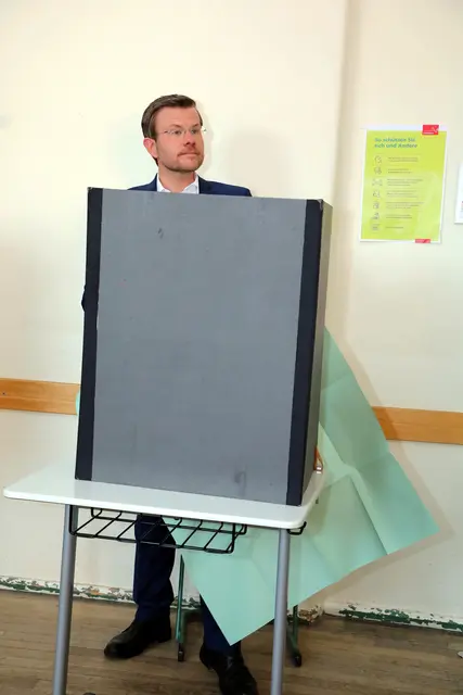 Auch der Nürnberger OB hat mit dem riesigen Stimmzettel so seine Platzprobleme.  | Foto: Jürgen Friedrich