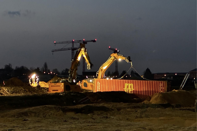 Rund um den Bombenfundort wird ein Schutzwall aus zwölf Containern errichtet, die mit Wasserblasen gefüllt sind. Die Container stammen aus dem Hafen. | Foto: Stadt Nürnberg