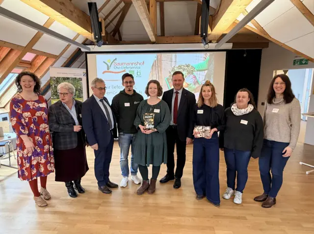 Referenten und Teilnehmende diskutieren bei der Veranstaltung „Runder Tisch Regionalvermarktung“ in Cadolzburg über Strategien zur Stärkung regionaler Wertschöpfungsketten. | Foto: Landratsamt Fürth