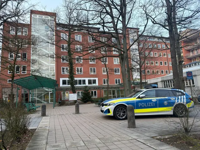 Nach der Schussabgabe war die Notaufnahme des Krankenhauses zunächst geschlossen. | Foto: Daniel Löb/dpa