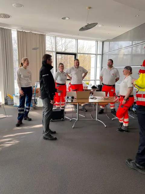 Oberbürgermeister Marcus König informierte sich über die Evakuierungsmaßnahme vor Ort bei den Nürnberger Hilfsdiensten.  | Foto: Sanitätseinsatzleitung / Nürnberger Hilfsorganisationen