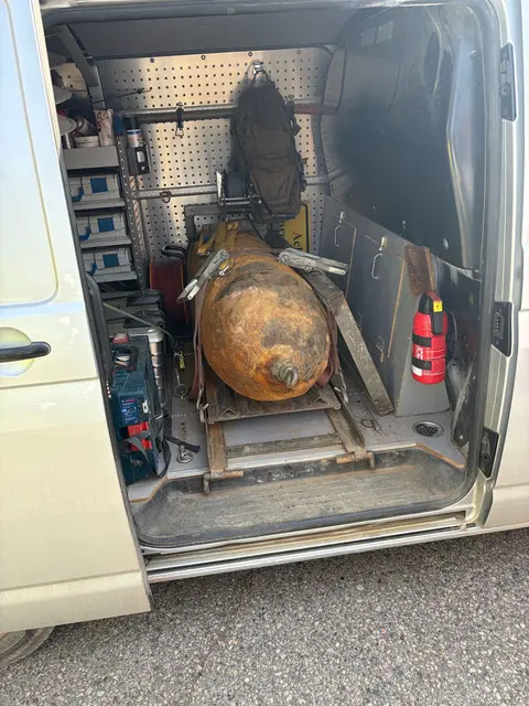 Die Fliegerbombe in Lichtenreuth wurde erfolgreich entschärft und liegt für den Abtransport parat.  | Foto: Stadt Nürnberg