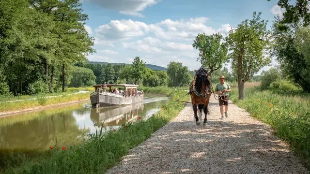 Treidelfahrt auf dem Original-Kahn Alma Viktoria". Die Tradition des Treidelns ist 2024 in das Bayerische Landesverzeichnis des Immateriellen Kulturerbes aufgenommen worden. 
 | Foto: Gabi Röhrl/Touristinfo Neumarkt i.d.OPf.