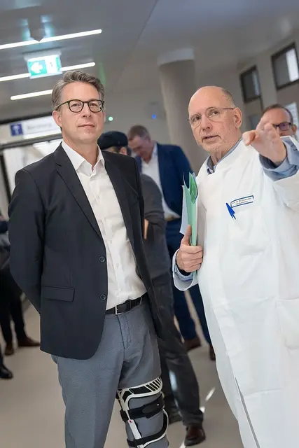 Prof. Dr. Matthias W. Beckmann (Direktor der Frauenklinik,
Direktor des CCC Erlangen-EMN und Direktoriumsmitglied des BZKF) zeigt Markus Blume (Bayerischer Staatsminister für Wissenschaft und Kunst) die neuen Räumlichkeiten des ITC. | Foto:  Axel König/StMWK