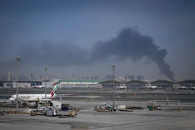 Rauchwolke nahe dem Flughafen in Dubai: Wegen des Kriegs im Nahen Osten saßen auch in den Vereinigten Arabischen Emiraten zahlreiche Reisende fest.

 | Foto: Altaf Qadri/AP/dpa (Archivbild)