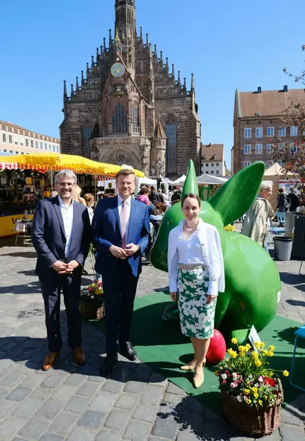 Blauer Himmel und beste Stimmung herrschte bei der Eröffnung des Nürnberger Ostermarkts im vergangenen Jahr (v.l.): Der Leiter der Nürnberger Märkte, Marco von Dobschütz-Dietl, Oberbürgermeister Marcus König und die Wirtschafts- und Wissenschaftsreferentin Dr. Andrea Heilmaier auf der Plaza des Ostermarkts mit Fotomotiv "Möhrchen". | Foto: Wirtschafts- und Wissenschaftsreferat / Stadt Nürnberg