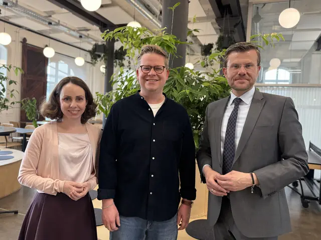 Zollhof - Tech Incubator: (v.l.): Wirtschafts- und Wissenschaftsreferentin Dr. Andrea Heilmaier, Benjamin Bauer, CEO Zollhof - Tech Incubator, und Oberbürgermeister Marcus König.  | Foto: Florian Ehlert / Stadt Nürnberg