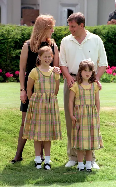 Damals noch eine glückliche Familie: Ex-Prinz Andrew mit seiner Ex-Frau Sarah Ferguson und den beiden Töchtern Beatrice und Eugenie.  | Foto: Foto: Andrew Stuart/PA Wire/dpa (Archivbild)