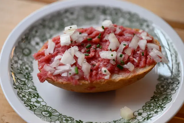 n einer Probe einer bei Penny vertriebenen Wurst wurden Salmonellen gefunden. (Symbolbild) | Foto: Roberto Pfeil/dpa