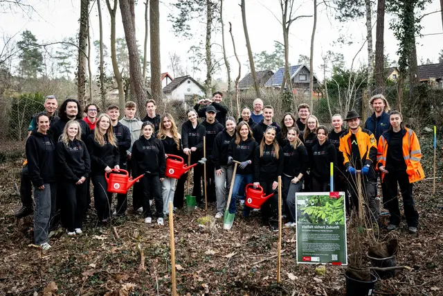 23 Auszubildende der Sparkasse Nürnberg pflanzten Zukunftsbäume in einem Waldstück bei Königshof – gemeinsam mit Ina Kumpa, Referentin für Unternehmenskommunikation in der Sparkasse Nürnberg (1.v.l.), Siegfried Dörfler, Revierleiter vom AELF Fürth-Uffenheim (2.v.l.), Gerd Schlieper, Futtermeister des Tiergartens und verantwortlich für den Forst (12.v.r.), und Jörg Beckmann, stellvertretender Direktor des Tiergartens und Biologischer Leiter (2.v.r.). | Foto: Thomas Hahn / Tiergarten Stadt Nürnberg