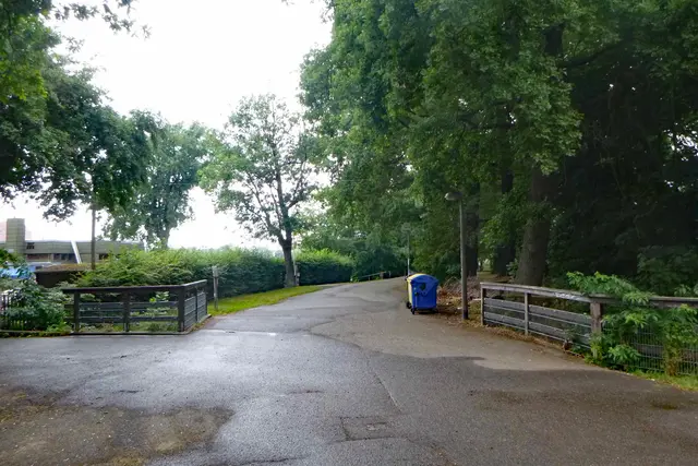 Die kleine Brücke im Volkspark Dutzendteich wird überwiegend von Fußgängern und Radfahrern sowie gelegentlich von Autos genutzt. | Foto: Katrin Wallmüller / Stadt Nürnberg