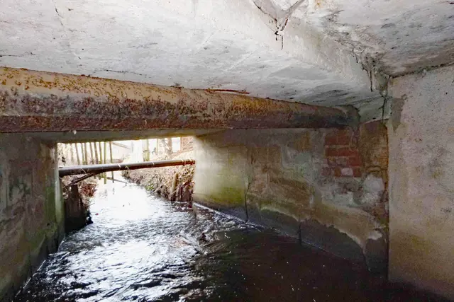 Bei einer Bauwerksprüfung wurde festgestellt, dass die Brücke über den Fischbach unterschiedliche Tragfähigkeiten aufweist. | Foto: Katrin Wallmüller / Stadt Nürnberg