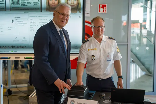 Innenminister Joachim Herrmann (l.) bei der Einführung des Entry Exit Systems am Flughafen Nürnberg.  | Foto: ©BayStMI/PP Mfr.