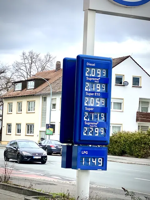 Tankstellen nur noch einmal am Tag die Preise erhöhen dürfen - und zwar um 12 Uhr. | Foto: Nicole Fuchsbauer