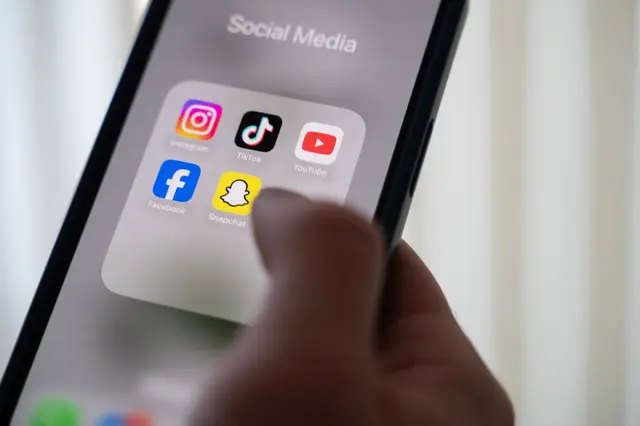 Datenschützer sieht bei der Alterskontrolle die Social-Media-Anbieter in der Pflicht.  | Foto: Alicia Windzio/dpa (Symbolbild)
