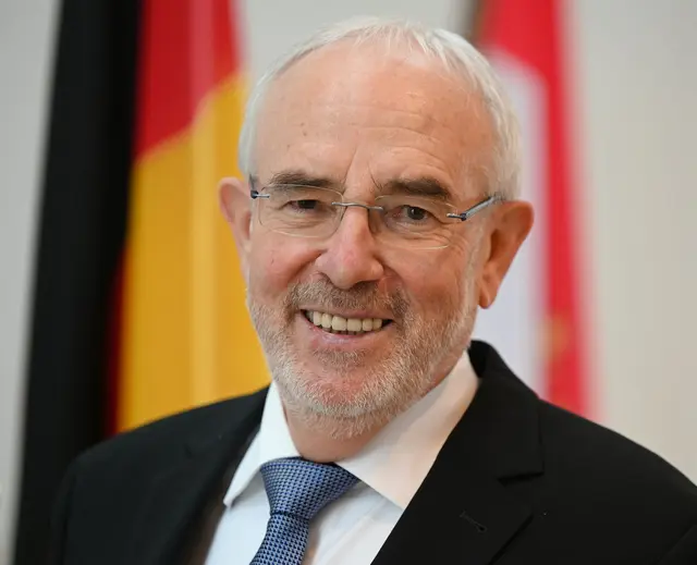 Bei Alterskontrolle ist laut Datenschützer das Geburtsdatum nicht relevant.  | Foto: (Archivbild)Arne Dedert/dpa (Archivbild)