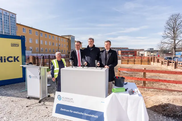 Prof. Dr. Achim Jockwig (2.v.l.), Vorstandsvorsitzender des Klinikums Nürnberg, Bayerns Ministerpräsident Dr. Markus Söder (2.v.r.) und Nürnbergs Oberbürgermeister Marcus König (re.) beim traditionellen Hammerschlag zur Grundsteinlegung des Zentrums für seelische Gesundheit.  | Foto: Jakob Lichtenfeld, Klinikum Nürnberg