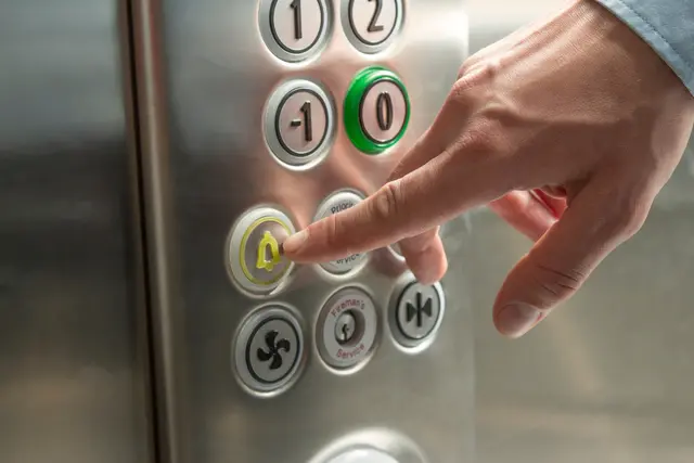 Die Zahl der vom Tüv festgestellten Mängel an Aufzügen ist im vergangenen Jahr gestiegen. | Foto: zphoto83-stock.adobe.com (Symbolbild)