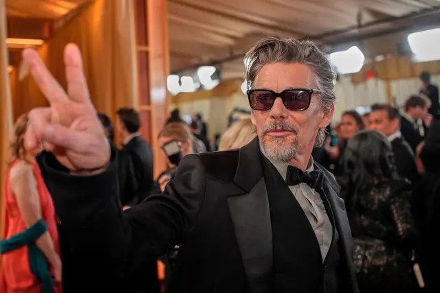 Ethan Hawke - inzwischen 55 - hat jetzt einen daddyhaften grauen Henriquatre-Bart. | Foto: John Locher/Invision/AP/dpa (Archivfoto)