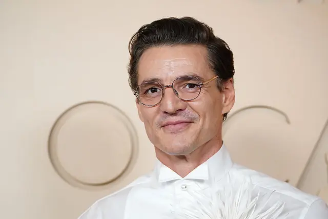 Für manche ohne Bart kaum zu erkennen: Pedro Pascal bei der Oscar-Verleihung 2026. | Foto: Jordan Strauss/Invision/AP/dpa (Archivbild)