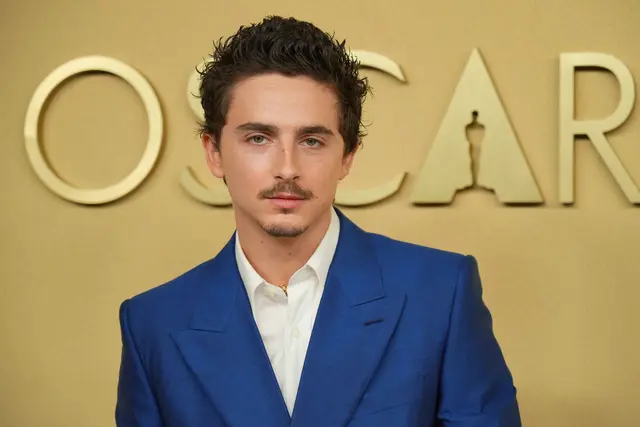 Timothée Chalamet mit Oberlippenbart, über den auch mal gelästert wird, sowie mit Haaren am Kinn. | Foto: Jordan Strauss/Invision/AP/dpa (Archivbild)