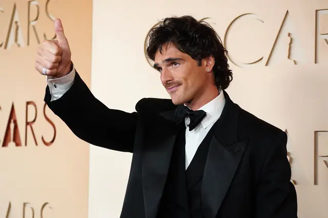 Jacob Elordi trug bei der Oscar-Verleihung einen recht dezenten Schnauzer. | Foto: Jordan Strauss/Invision/AP/dpa (Archivfoto)