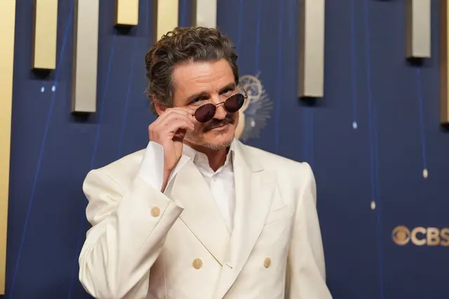 Bei den Oscars ohne Bart, bei den Emmy Awards im September noch mit Moustache: Pedro Pascal.
 | Foto:  Jae C. Hong/Invision/AP/dpa (Archivbild)
