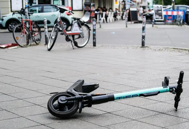 Durch die Einführung der Halterhaftung sollen die Flottenbetreiber von Elektrokleinstfahrzeugen zur Kasse geben werden, wenn Unfallkosten entstehen. (Symbolbild) | Foto: Jens Kalaene/dpa-Zentralbild/dpa