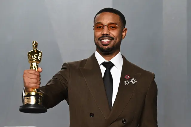 Oscar-Preisträger Michael B. Jordan freute sich mit Anker-Bart.  | Foto: Doug Peters/PA Wire/dpa (Archivbild)