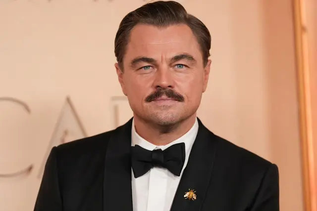 Leonardo DiCaprio mit Schnauzer bei den Oscars 2026 - das sorgte für Gesprächsstoff. | Foto: Gregory Bull/Invision/AP/dpa (Archivbild)