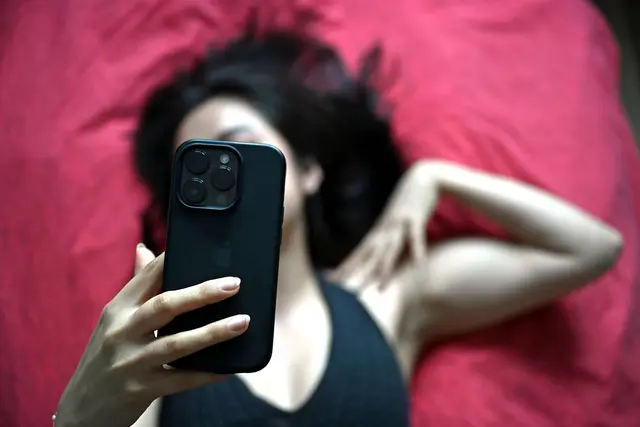 Sich selbstbewusst und sexy zu fühlen ist wohl der Grund für viele, «Thirst Traps» zu posten.  | Foto: Elisa Schu/dpa (Symbolbild)