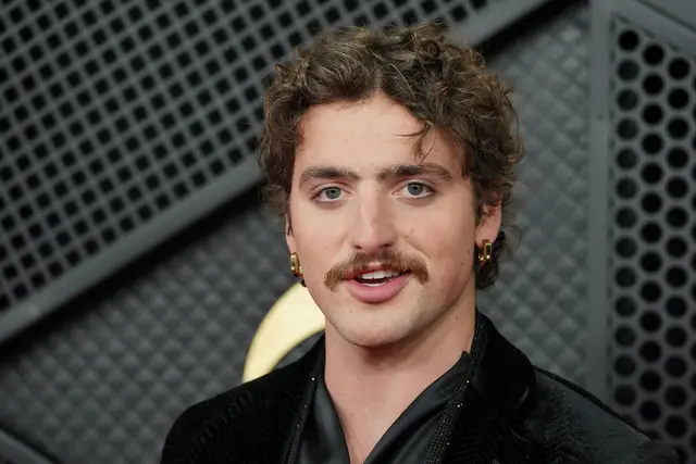 Popstar Benson Boone gehört zu den Promis der letzten Jahre, die den Oberlippenbart-Hype befeuerten. | Foto: Jordan Strauss/Invision/AP/dpa (Archivbild)
