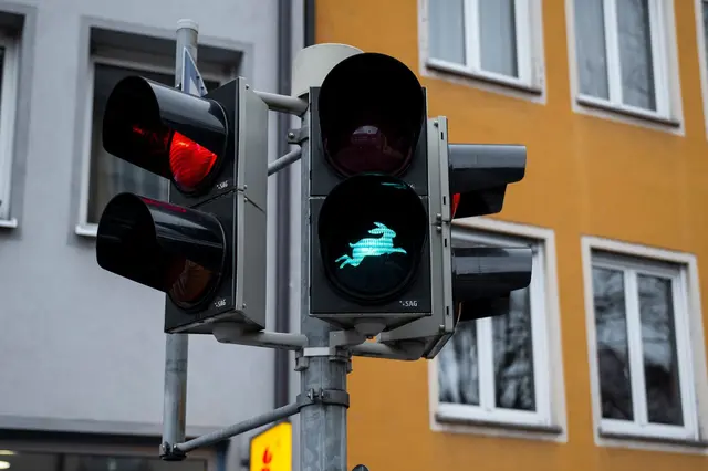 Die Fußgängerampel mit dem Hasen von Dürer ist als Pilotprojekt zunächst bis Ende 2028 befristet. | Foto: Daniel Vogl/dpa