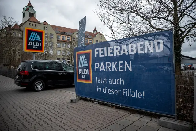 Nach Düsseldorf und Hamburg testen nun auch die drei mittelfränkischen Städte, ob Supermarkt-Parkplätze eine Lösung für das Parkproblem nach Feierabend sein können.  | Foto: Daniel Vogl/dpa