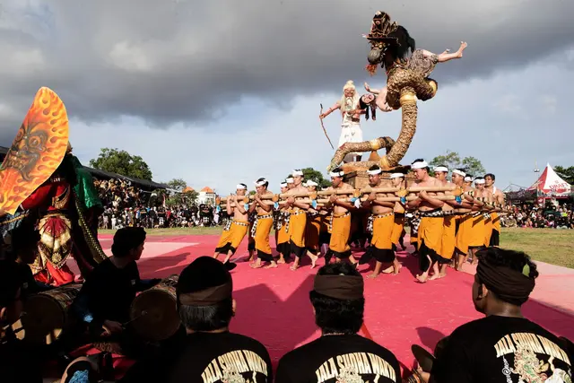 Die kunstvoll gestalteten Skulpturen, Ogoh-Ogoh genannt, stehen für böse Geister – und werden in einem symbolischen Akt der Reinigung verbrannt. | Foto: Firdia Lisnawati/AP/dpa