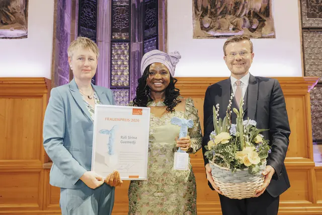 Oberbürgermeister Marcus König und die städtische Frauenbeauftragte Hedwig Schouten (l.) haben Rali Sirina Guemedji die mit 8 000 Euro dotierte Auszeichnung überreicht. | Foto: © Giulia Iannicelli)