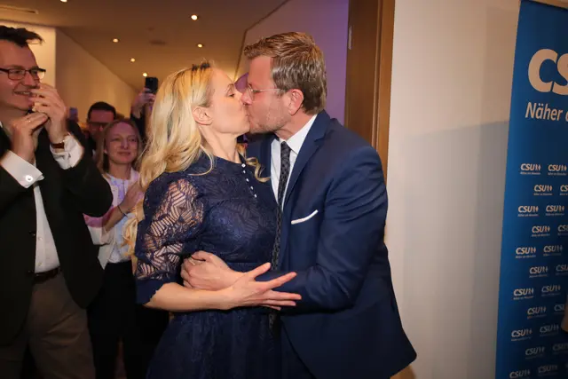 Zur Stichwahl wieder das beliebte Kussfoto von Oberbürgermeister Marcus König und seiner Frau Anke. | Foto: Jürgen Friedrich
